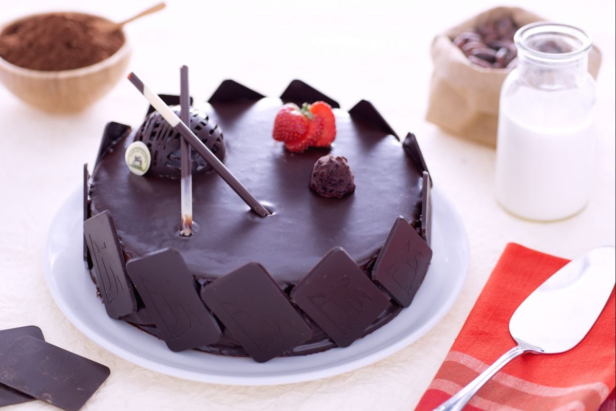 Glasierte Torte mit Schokoladen-Diplomatencreme