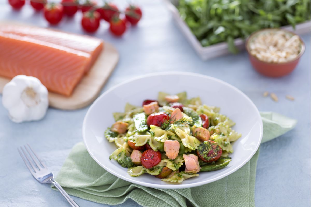 Farfalle mit Lachs, Zuckerschoten und confierten Kirschtomaten mit Rucola-Pesto