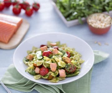 Farfalle mit Lachs, Zuckerschoten und confierten Kirschtomaten mit Rucola-Pesto