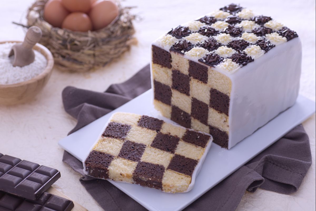 Dekorierter Schachbrettkuchen