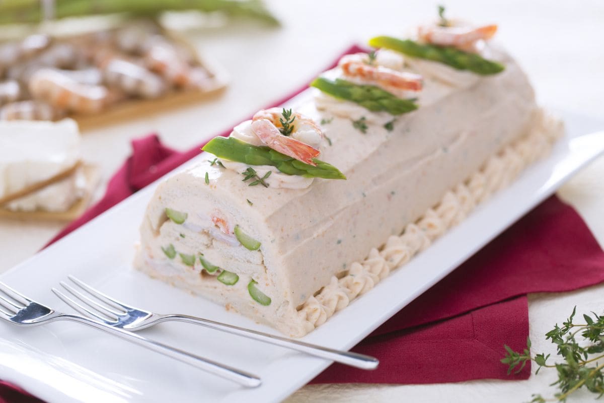 Salzige Rolle mit Lachscreme, Spargel und Garnelen