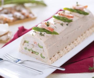 Salzige Rolle mit Lachscreme, Spargel und Garnelen