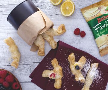 Frittierte Bonbons mit Vanillecreme und Waldbeeren