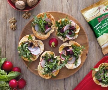 Schälchen mit Rucola-, Rote-Bete-, Walnuss- und Radieschensalat