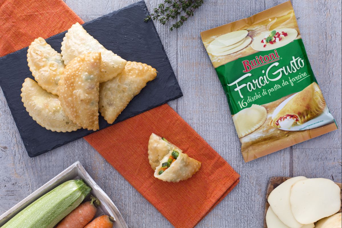 Panzerotti gefüllt mit Gemüse und Scamorza
