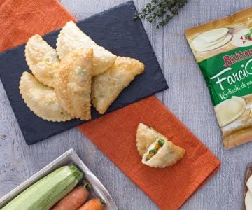 Panzerotti gefüllt mit Gemüse und Scamorza