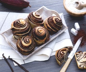 Mit Kakao marmorierte Brioches