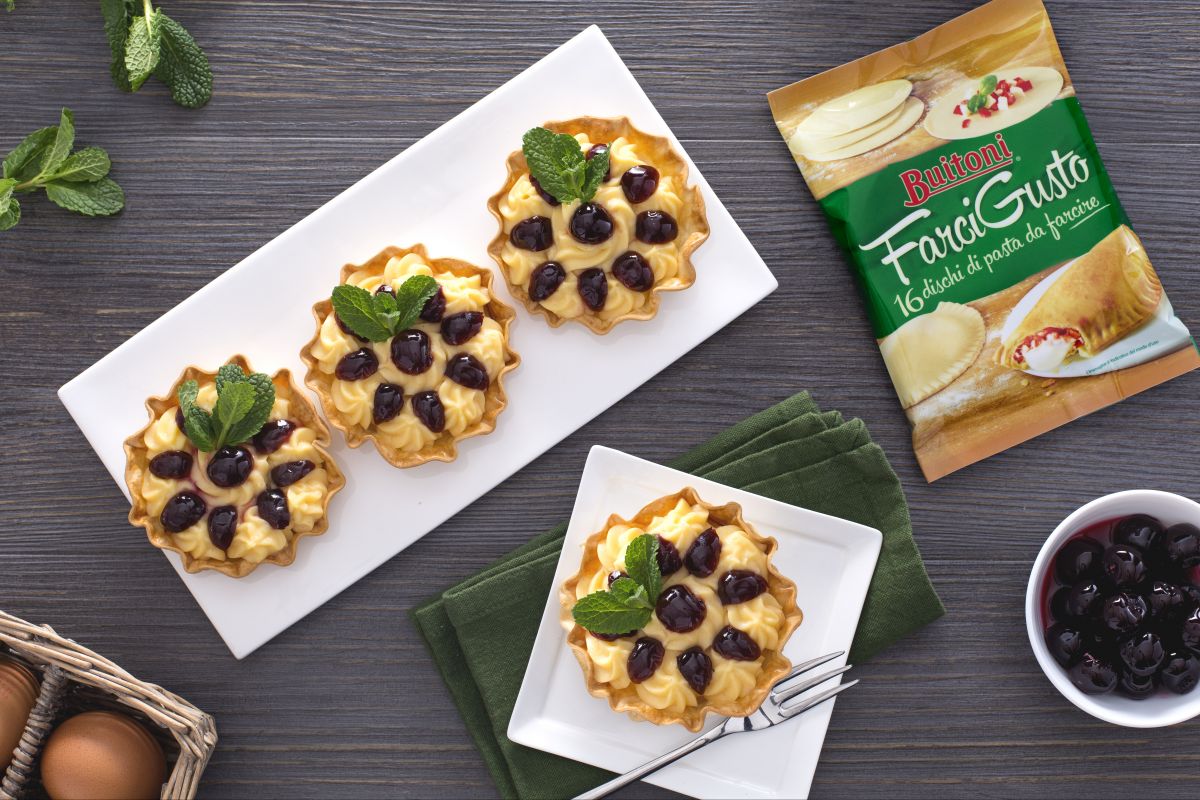 Kleine Kuchen gefüllt mit Vanillecreme und Sauerkirschen