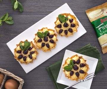 Kleine Kuchen gefüllt mit Vanillecreme und Sauerkirschen