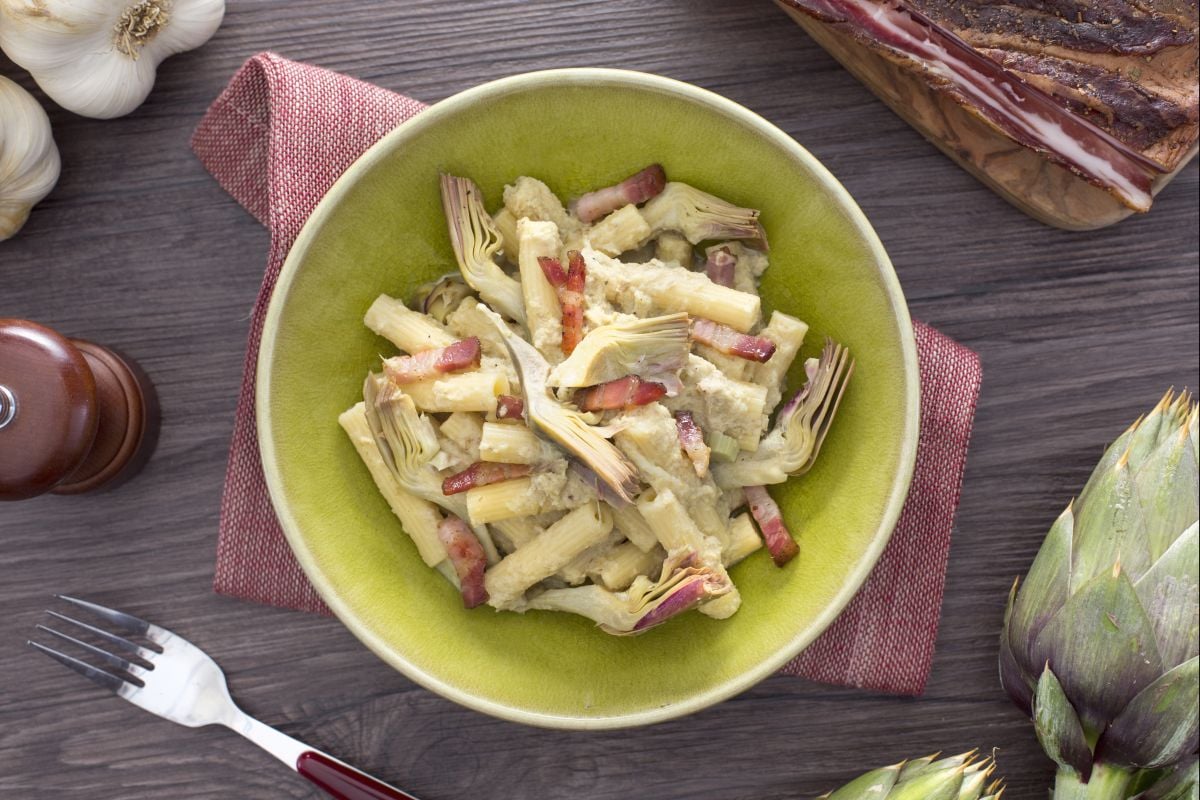 Geriffelte Sedanini mit Artischockencreme und Speck