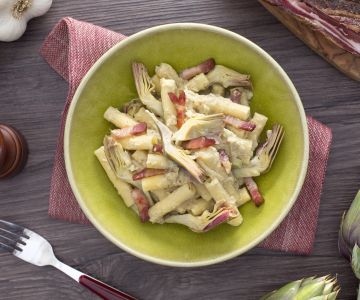 Geriffelte Sedanini mit Artischockencreme und Speck
