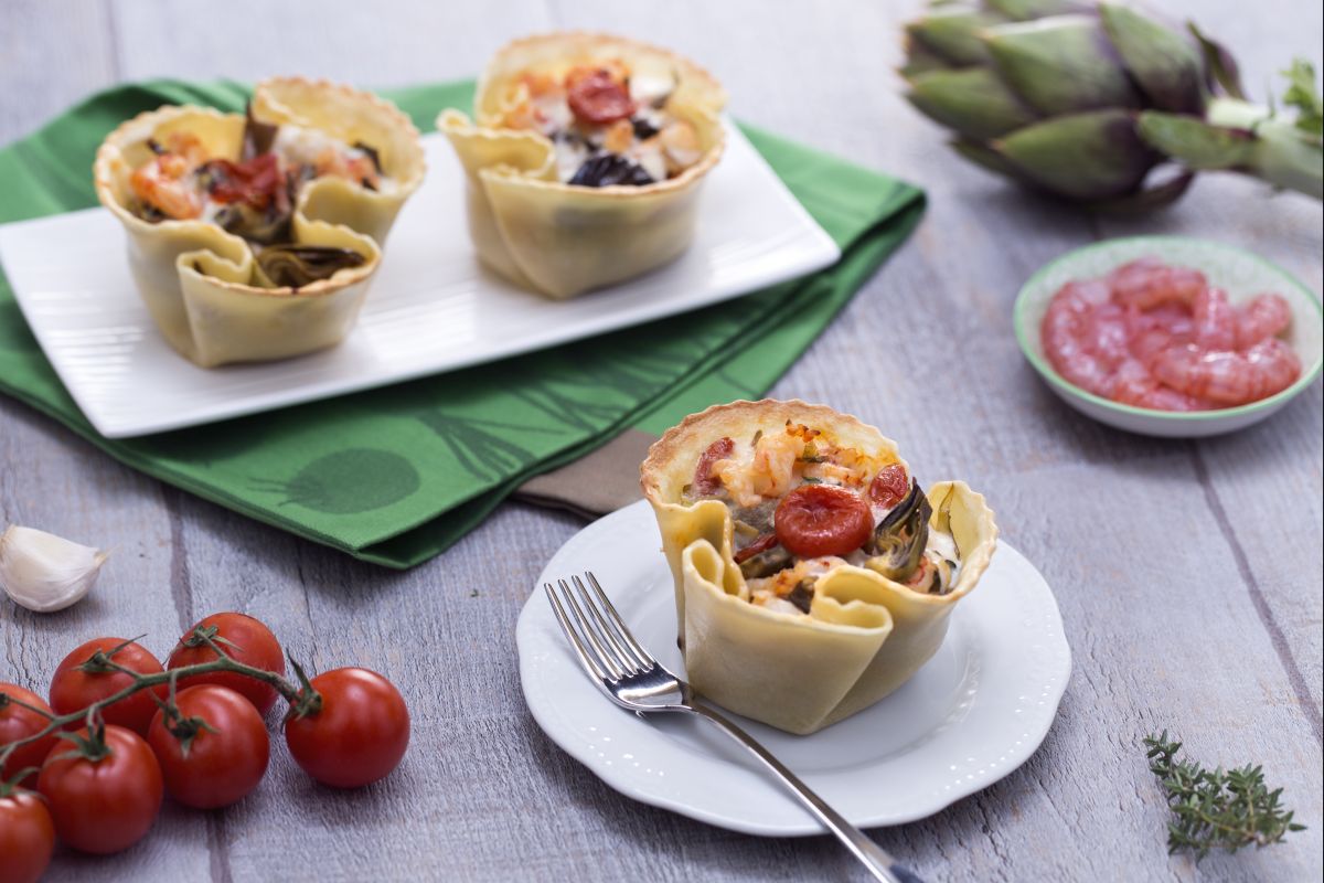 Körbchen aus frischer Pasta mit Artischocken, Garnelen und konfierten Tomaten