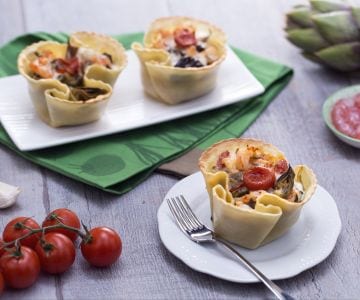 Körbchen aus frischer Pasta mit Artischocken, Garnelen und konfierten Tomaten