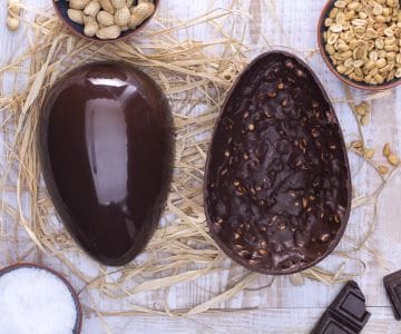 Osterei aus Zartbitterschokolade und Erdnüssen