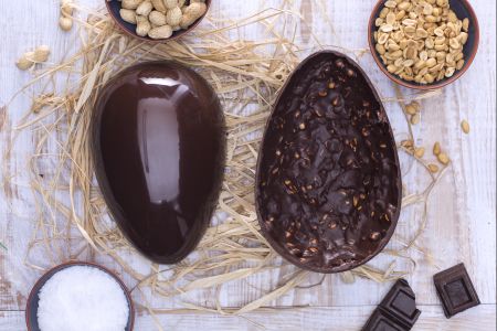 Osterei aus Zartbitterschokolade und Erdnüssen