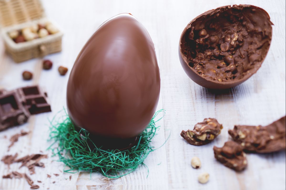 Osterei aus Milchschokolade und Haselnüssen