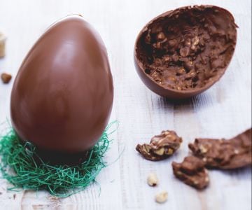 Osterei aus Milchschokolade und Haselnüssen