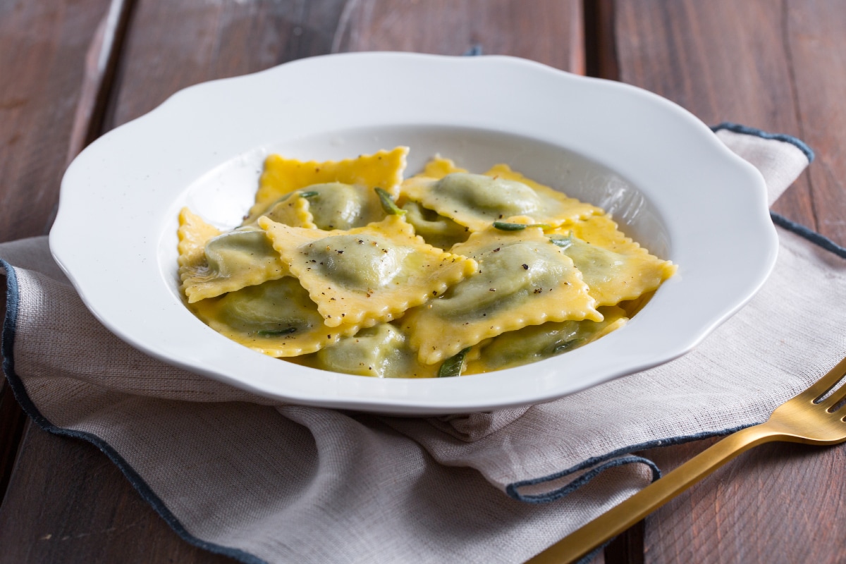 Ravioli mit Ricotta und Spinat, Butter und Salbei