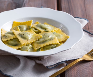 Ravioli mit Ricotta und Spinat, Butter und Salbei