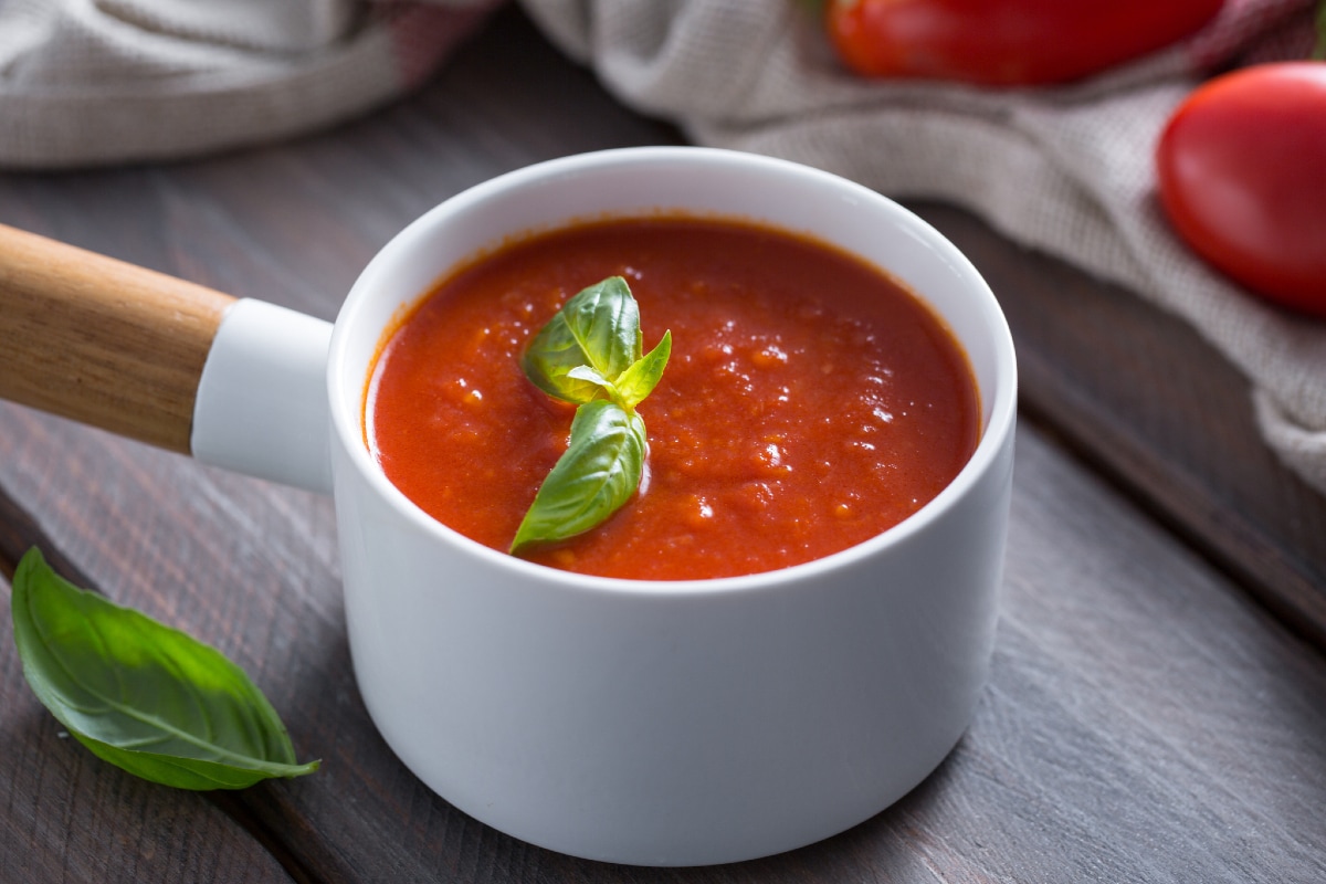 Frische Tomatensauce mit Basilikum