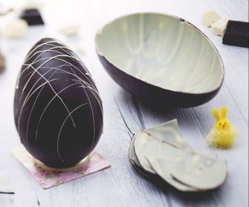 Zweifarbiges Osterei aus Zartbitterschokolade und weißer Schokolade