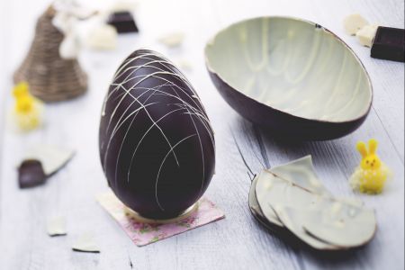 Zweifarbiges Osterei aus Zartbitterschokolade und weißer Schokolade