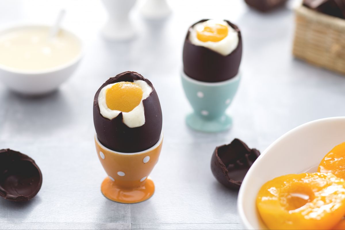 Gefüllte Eier mit Creme und Aprikose
