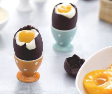 Gefüllte Eier mit Creme und Aprikose