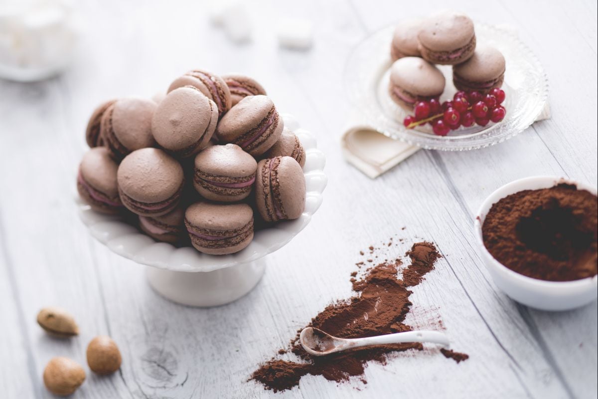 Kakao-Macarons mit Mascarpone-Creme und Johannisbeeren