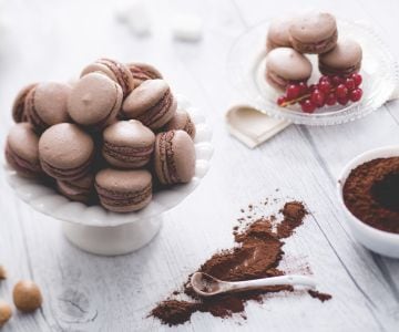 Kakao-Macarons mit Mascarpone-Creme und Johannisbeeren