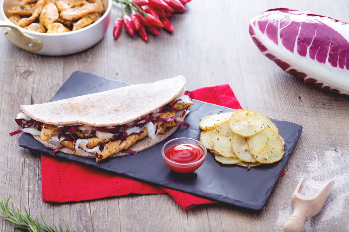 Buchweizen-Piadina mit Hähnchenstreifen und Ofenchips