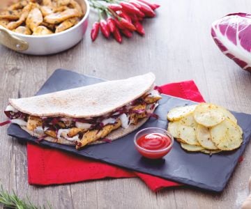 Buchweizen-Piadina mit Hähnchenstreifen und Ofenchips