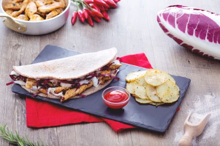 Buchweizen-Piadina mit Hähnchenstreifen und Ofenchips