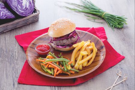 Hamburger mit aromatischen Kräutern mit gemischtem Gemüse und Pommes