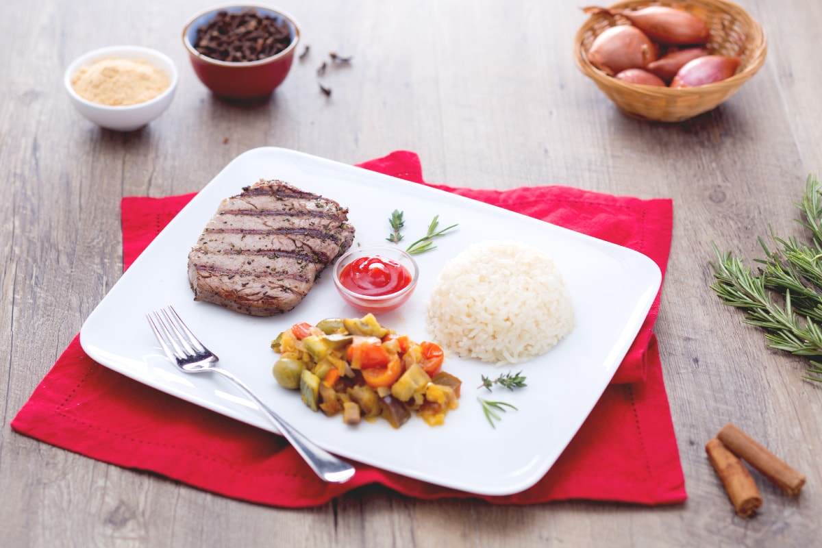Gewürztes gegrilltes Rindfleisch mit Pilaw-Reis und Frühlingsgemüse