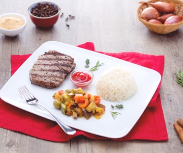 Gewürztes gegrilltes Rindfleisch mit Pilaw-Reis und Frühlingsgemüse