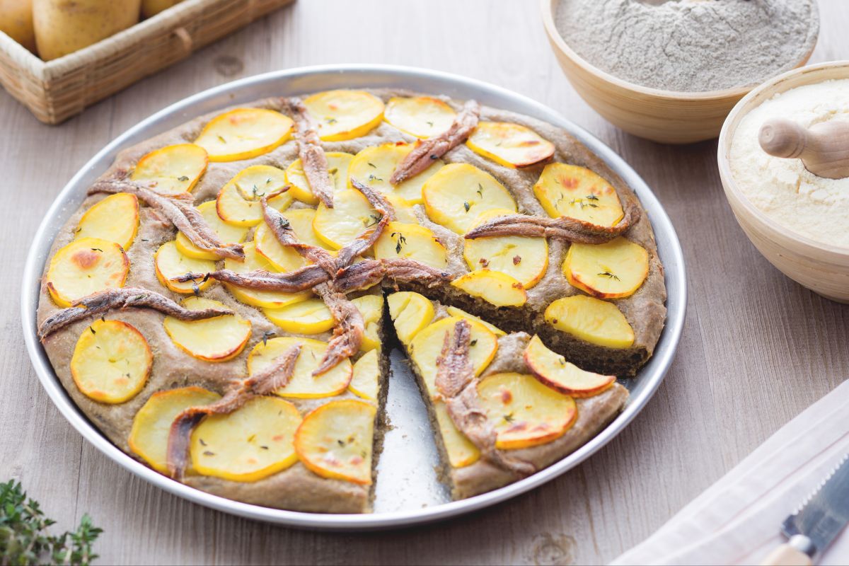 Focaccia aus geröstetem Weizen mit Kartoffeln und Sardellen