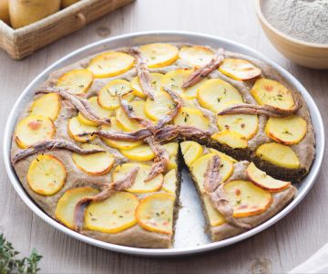 Focaccia aus geröstetem Weizen mit Kartoffeln und Sardellen
