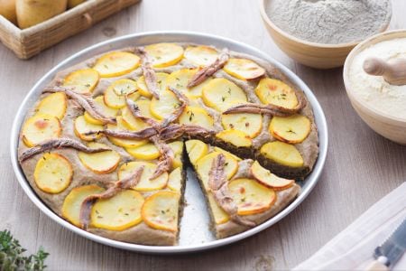 Focaccia aus geröstetem Weizen mit Kartoffeln und Sardellen
