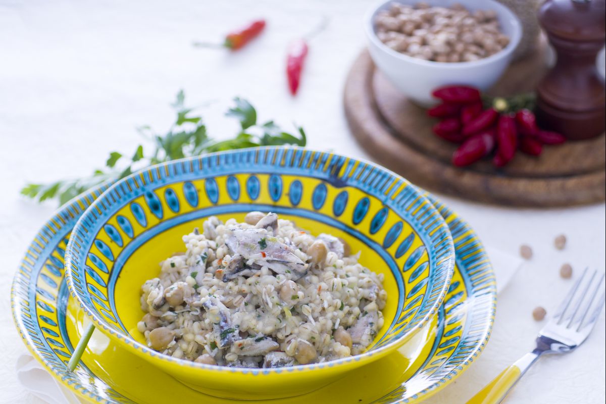 Graupenrisotto mit Kichererbsen, Sardellen und gesalzener Ricotta