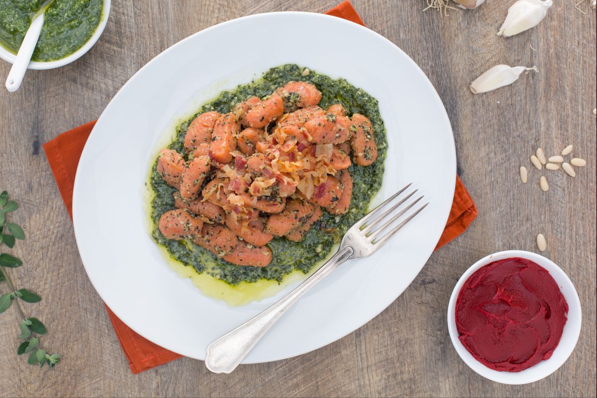 Rote Gnocchi mit Majoranpesto und Speck