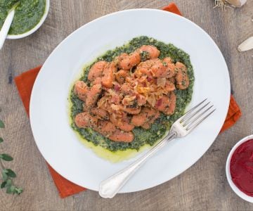 Rote Gnocchi mit Majoranpesto und Speck