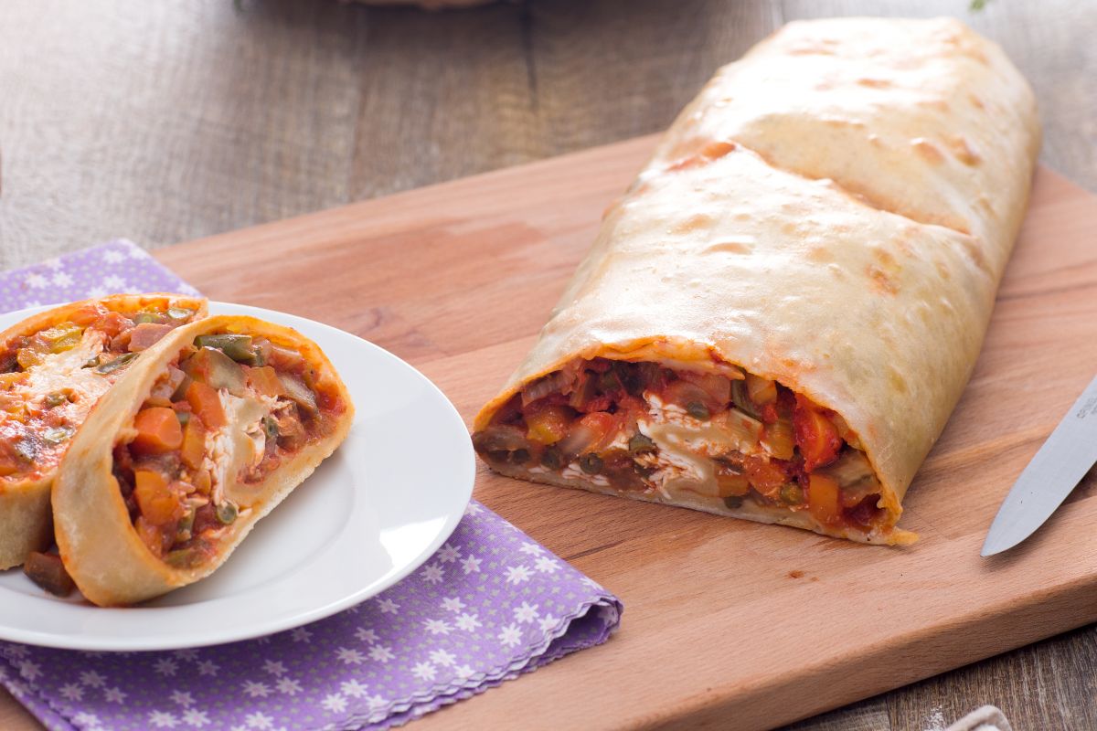 Strudel gefüllt mit Gemüse-Ragout und Käse