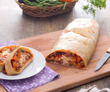 Strudel gefüllt mit Gemüse-Ragout und Käse