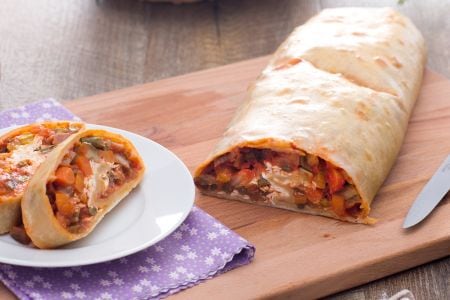 Strudel gefüllt mit Gemüse-Ragout und Käse