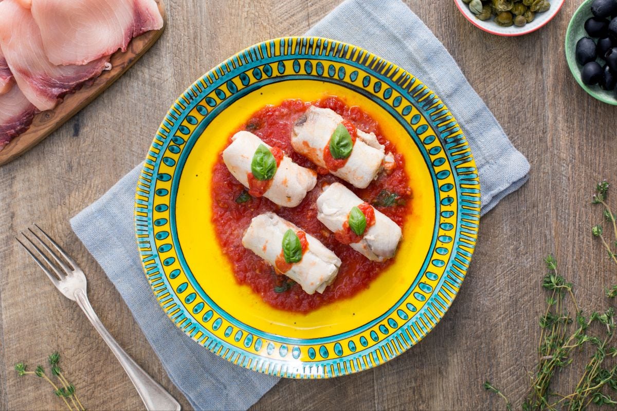 Schwertfischröllchen in Sauce mit Kapern