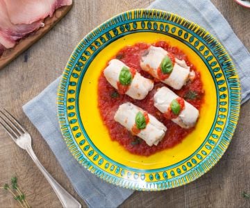 Schwertfischröllchen in Sauce mit Kapern