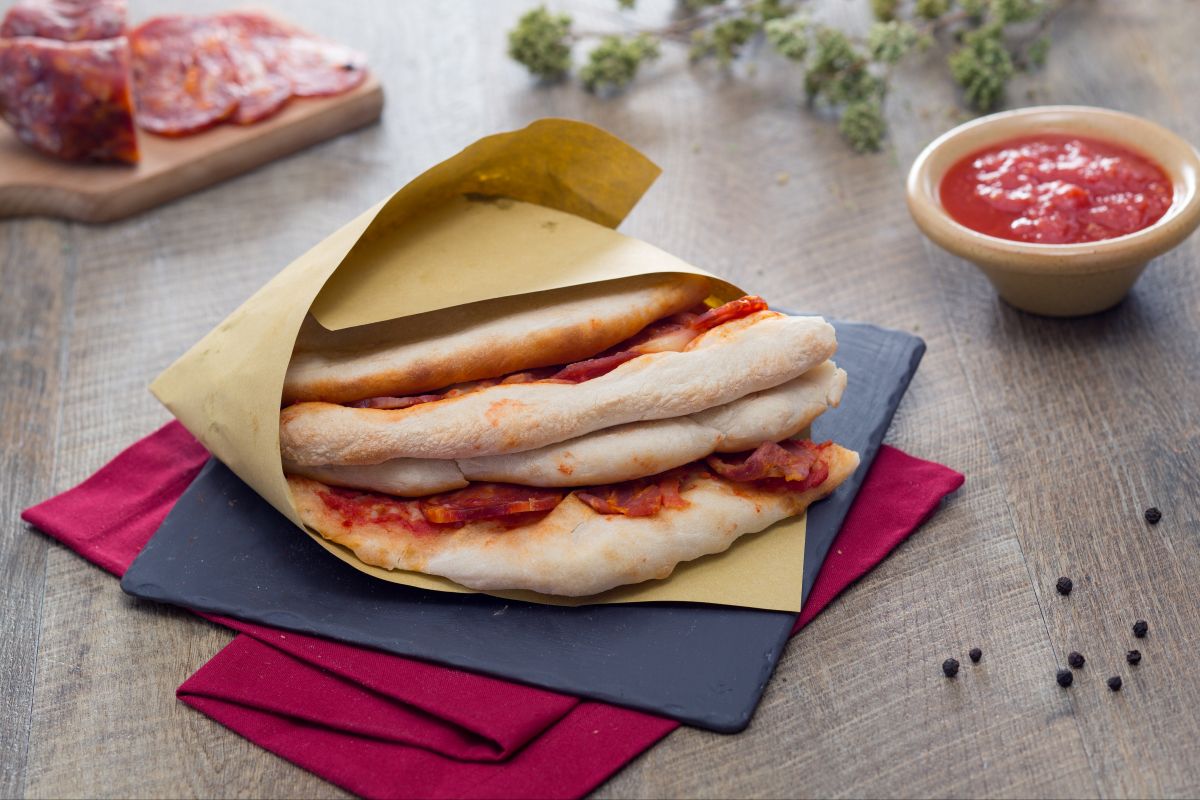 Pizza im Portemonnaie mit Salami