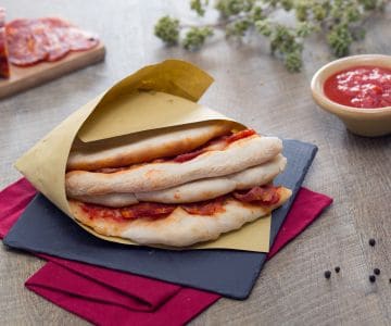Pizza im Portemonnaie mit Salami