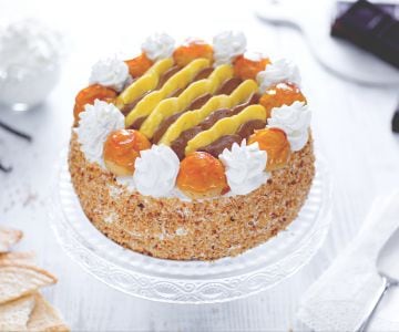 Saint Honoré Torte mit Biskuit